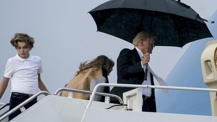 Yine yapacağını yaptı... Trump eşi ve oğlu yerine, yağmurda şemsiyeyi kendine tuttu