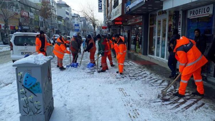 Van Büyükşehir Belediyesi karla mücadele çalışmalarına devam ediyor