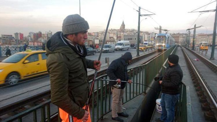 Galata Köprüsünde tramvay rayları arasında balık avladılar