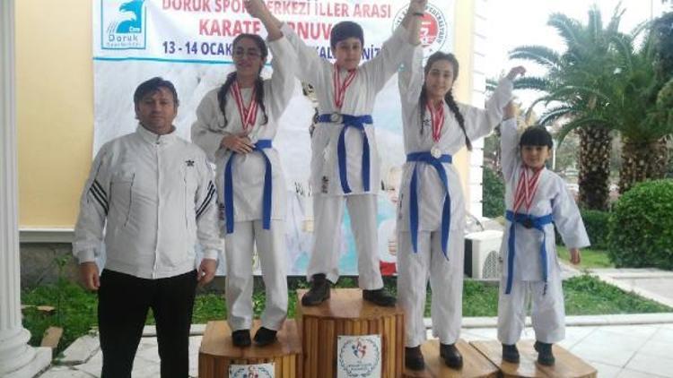 Karate sporcuları madalyalarla kente döndü