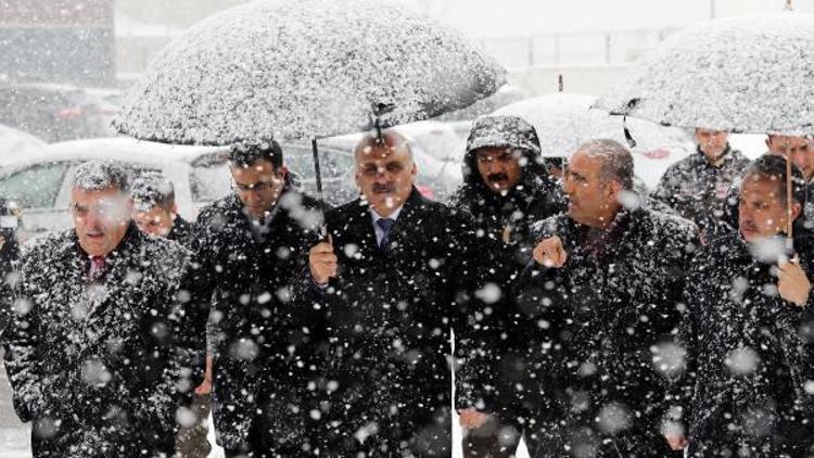 Vali Zorluoğlu, açılması planlanan yolu kar altında inceledi