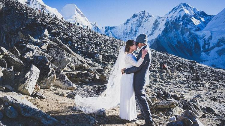 Mutluluğun ‘zirvesindeler’: Everest’in tepesinde evlendiler