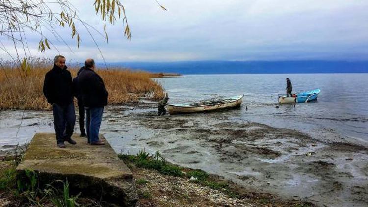 İznik Gölünde sular çekildi, kayıklar mahsur kaldı