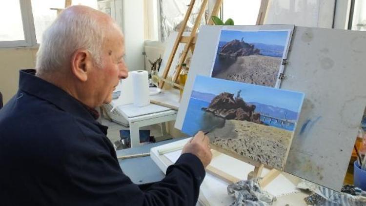 Burhaniye’de emekliler resim kursuna ilgi gösteriyor
