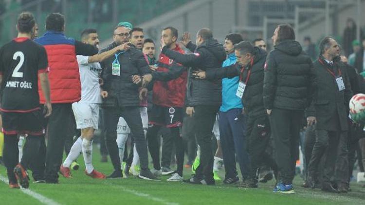 Bursaspor - Gençlerbirliği maçının ardından saha karıştı