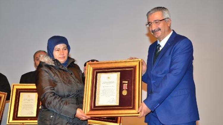 Çorumda şehit aileleri ve gazilere Devlet Övünç Madalyası