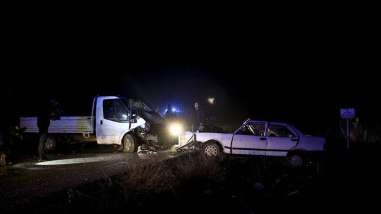 Liselilerin otomobili kafa kafaya çarpıştı