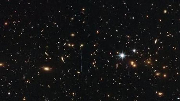 Hubble, 3 katrilyon Güneş kütlesinde galaksi kümesini görüntüledi