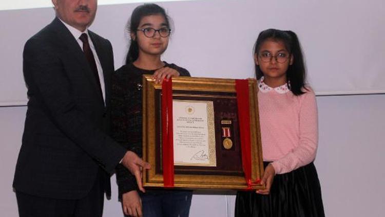 Şehit özel harekât polisinin kızlarına Devlet Övünç Madalyası