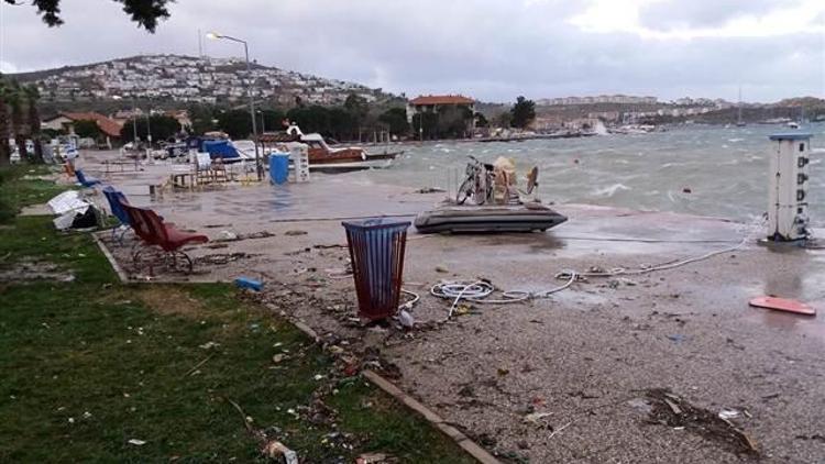 Foçayı lodos vurdu, işletmelerin masa ve sandalyeleri denize uçtu