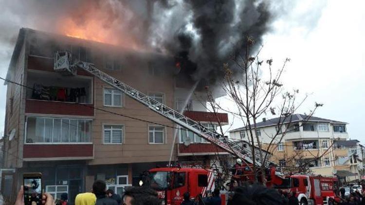 Sultanbeylide çatı yangını; 2 kişi kurtarıldı