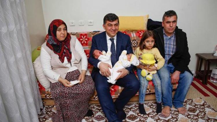Başkan Fadıloğlundan ikiz bebeklere ziyaret