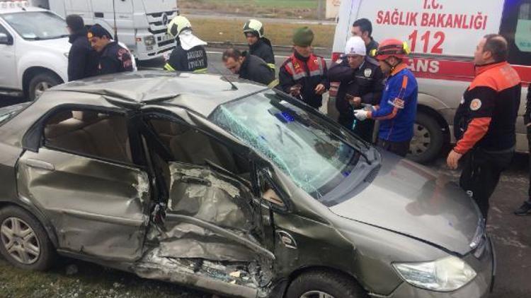 Aksarayda ambulansla, otomobil çarpıştı: 5 yaralı