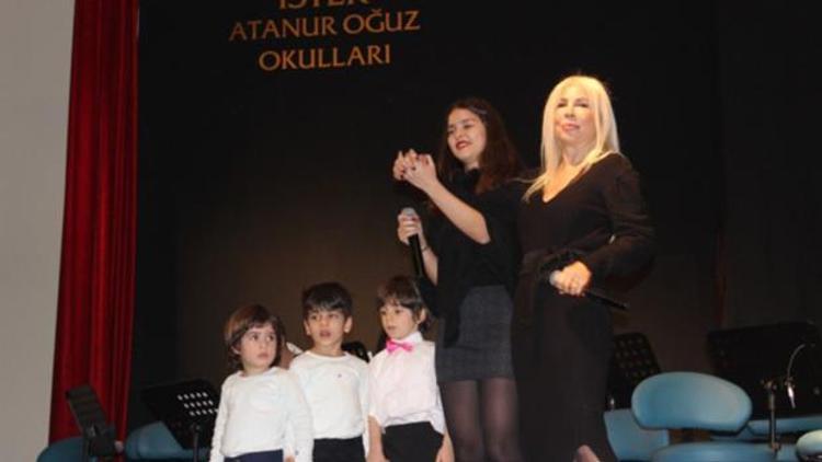 Öğrenciler Semiha Yankı ile aynı sahnede