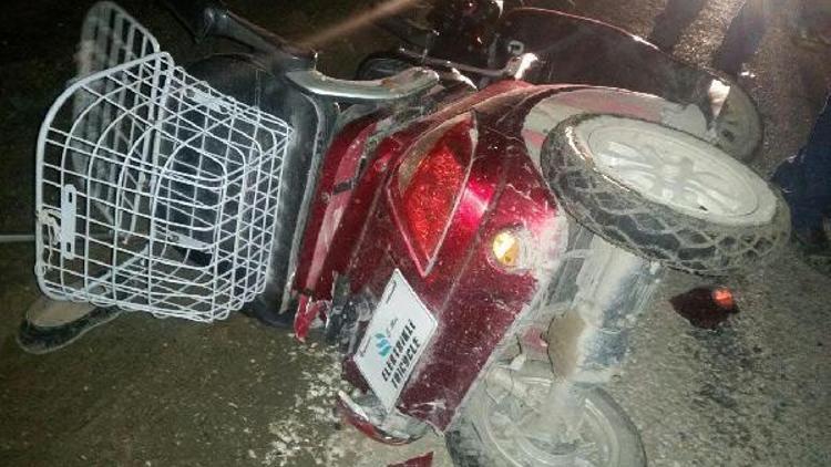 Zincirleme kazada elektrikli motosikletteki yaşlı çift yaralandı