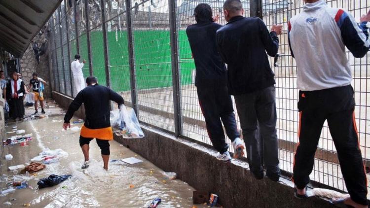 Avrupanın en büyük cezaevindeki isyan bastırıldı