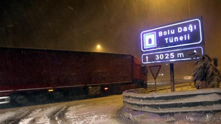 Bolu Dağı Tünelinde kar yağışı etkili oluyor
