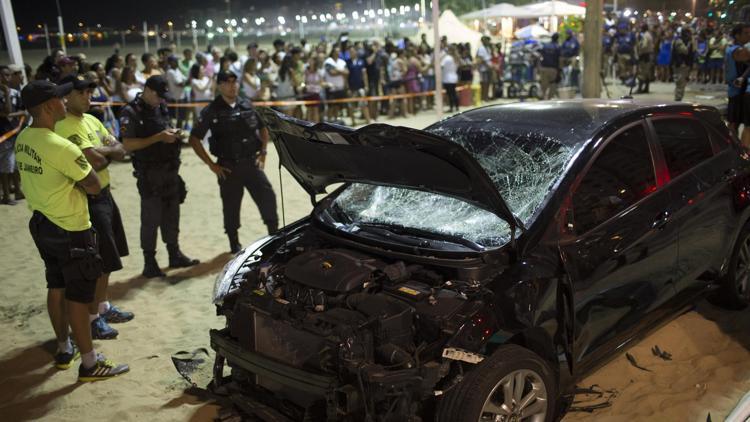 Son dakika... Rioda araç kalabalığın arasına daldı: Çok sayıda yaralı var...