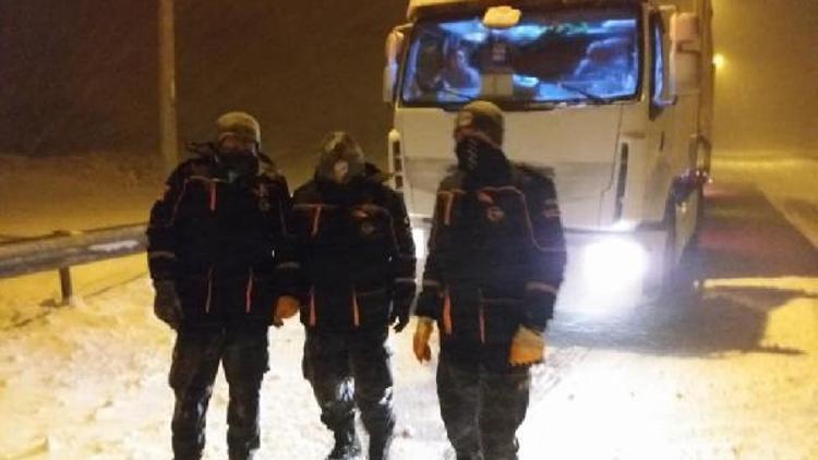 Karda mahsur kalan TIR şoförünü AFAD kurtarıldı