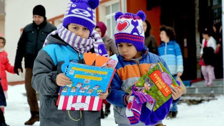 Karne alan öğrencilere kitap hediye edildi