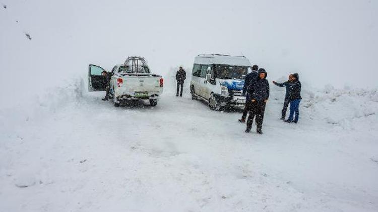 Öğretmenlerin de bulunduğu minibüs karda mahsur kaldı