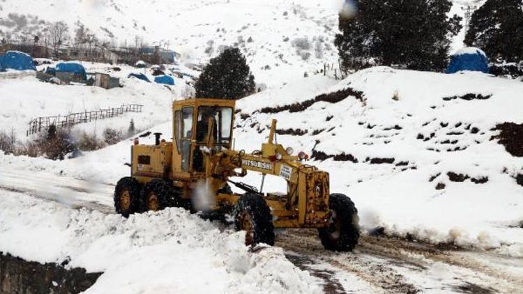 Erzincanda kar ve tipi nedeniyle 32 köy yolu kapandı