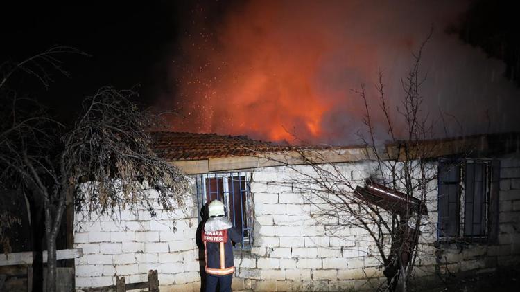 Döndüklerinde evleri kül olmuştu