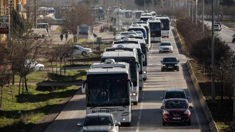 ÖSO askerleri, silah ve mühimmat yüklü araçlarla Afrine geçti