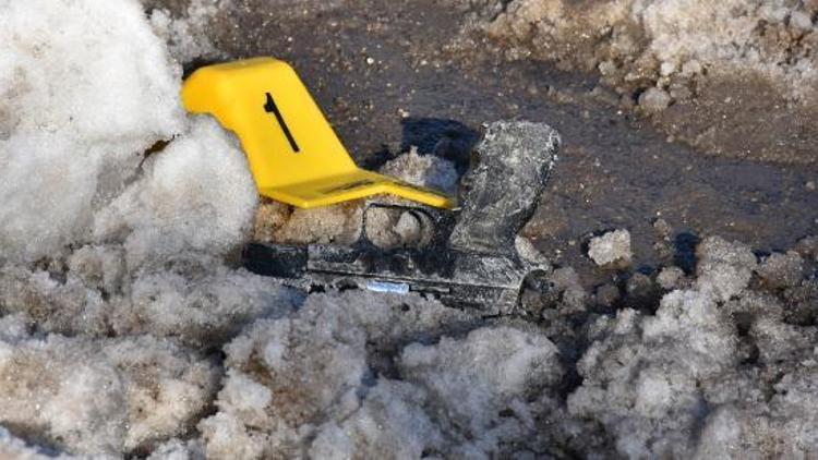 Polisin düşürdüğü tabanca, kar birikintisinde bulundu