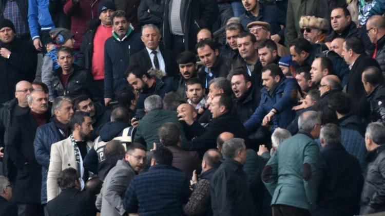 Atiker Konyaspor - Trabzonspor maçının VİP tribününde kavga