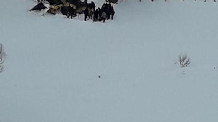 Bingölde kardan kapanan yolu açan kepçe uçuruma yuvarlandı