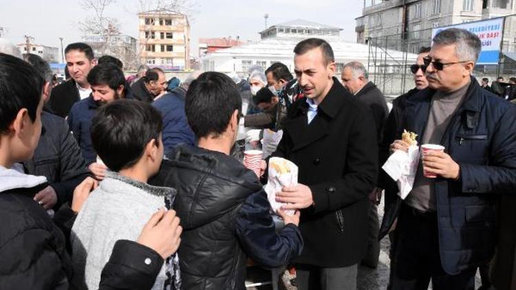 Edremit Belediyesi balık ekmek ve ayran aşı dağıttı