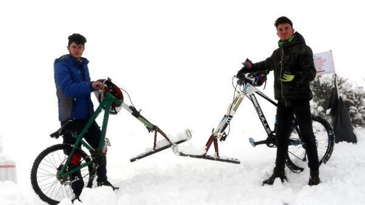 Bisikletlerine taktıkları aparatla kayak yapıyorlar