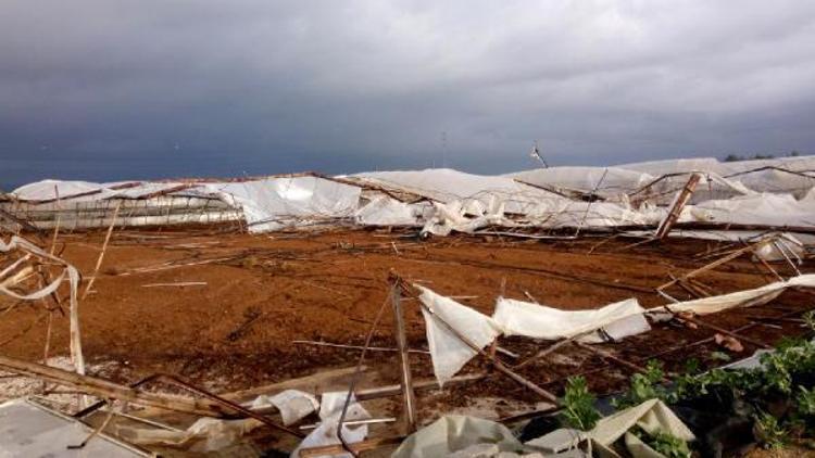 Antalyada fırtına yıktı- geçti, altgeçitler suyla doldu