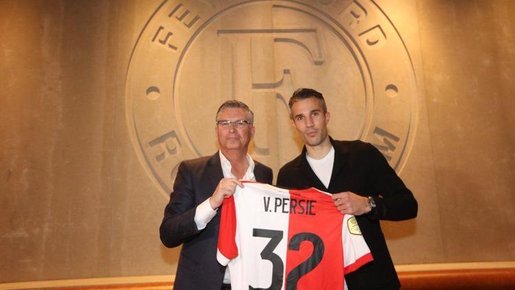 Robin van Persie imzayı attı