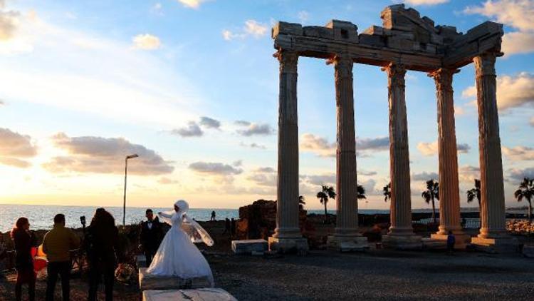 Apollon Tapınağının gün batımı manzarasında düğün fotoğrafı