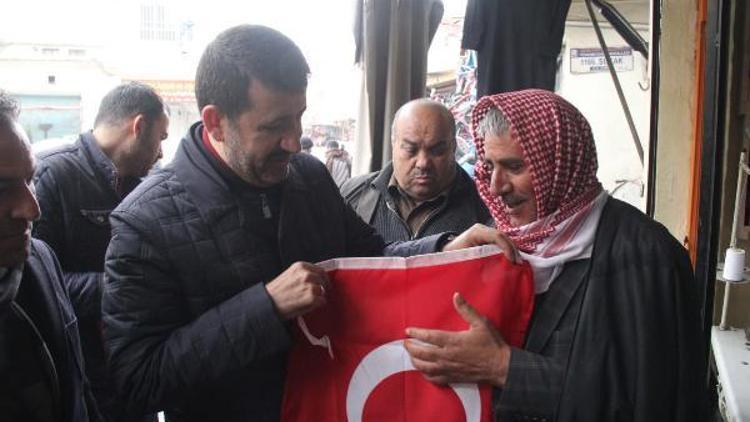 Şanlıurfada esnafa 10 bin Türk bayrağı dağıtıldı