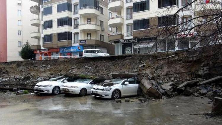 İstinat duvarı otomobillerin üzerine çöktü