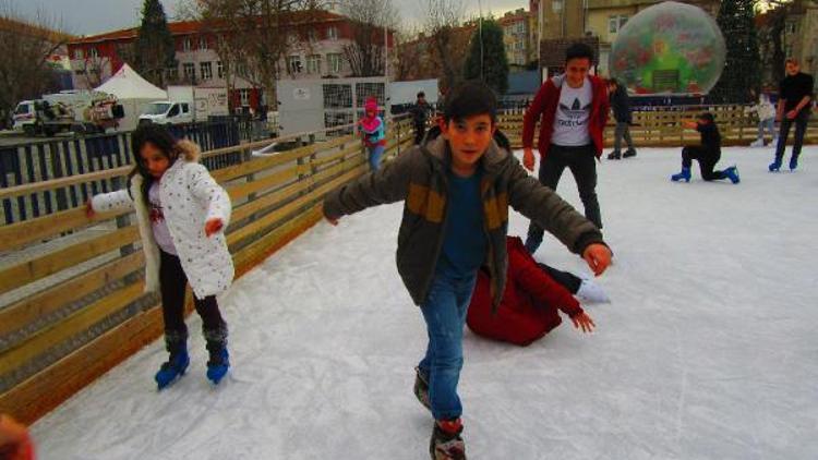 Lüleburgaz’da çocuklar buz pistinde eğlendi