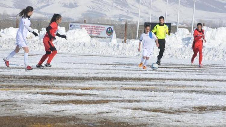 Kadın futbolcular kışa aldırmadılar