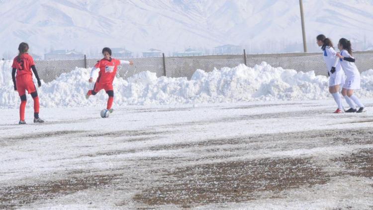 Kadın futbolcular kışa aldırmadılar