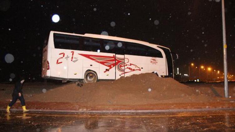 Otobüs, kavşaktaki kum yığınına çarptı