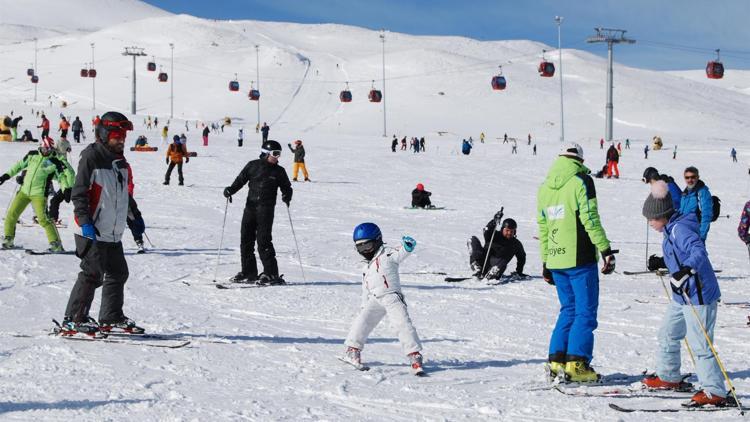 Öğrenciler sömestrde kayak öğreniyor