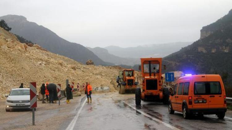 Heyelan nedeniyle Mut-Silifke Karayolu kapandı