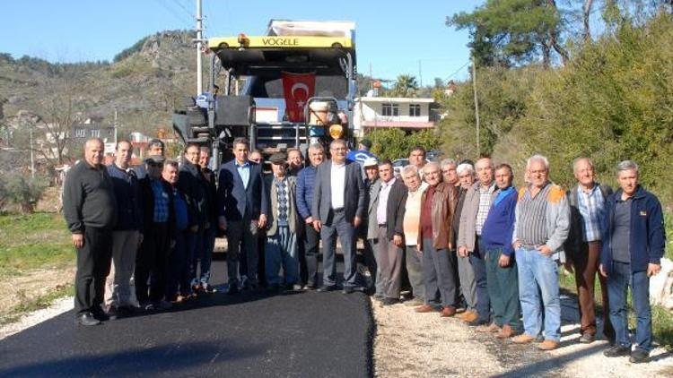 Serikte grup yolu asfaltlanıyor