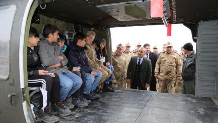 Tuncelili ilkokul öğrencileri, ilk kez helikoptere bindi