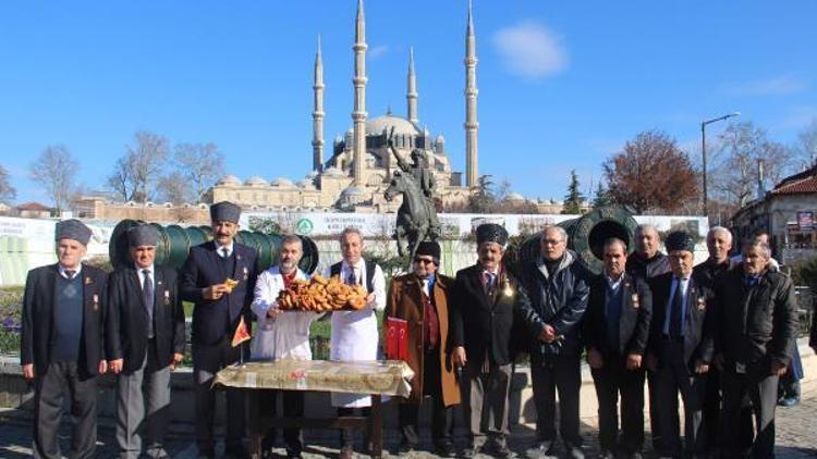 Zeytin Dalı Harekatına katılan askerler için lokma dağıttılar