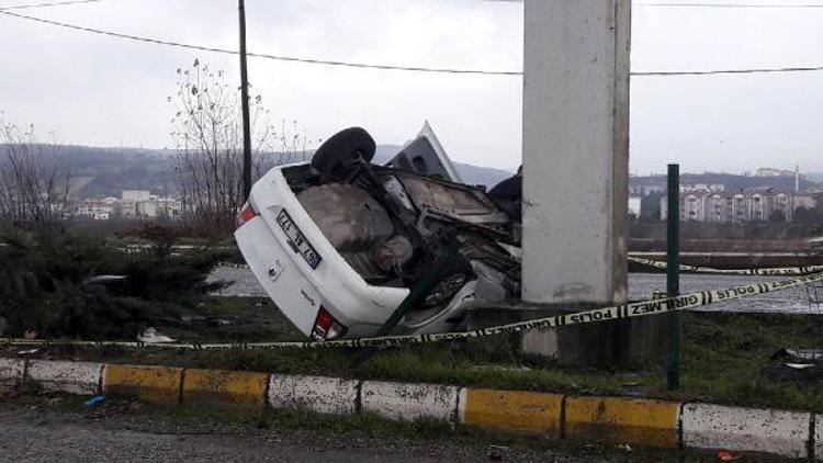 Üst geçidin ayağına çarpan otomobilin sürücüsü öldü