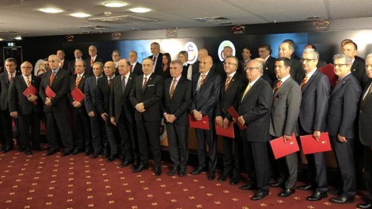 Galatasarayda yeni başkan ve yönetim mazbatalarını aldı (FOTOĞRAFLAR)