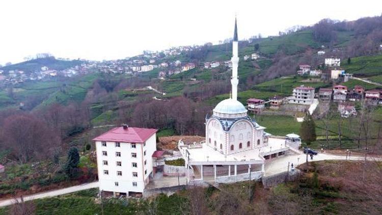 Cami ve kurs binasının altından yol geçiyor